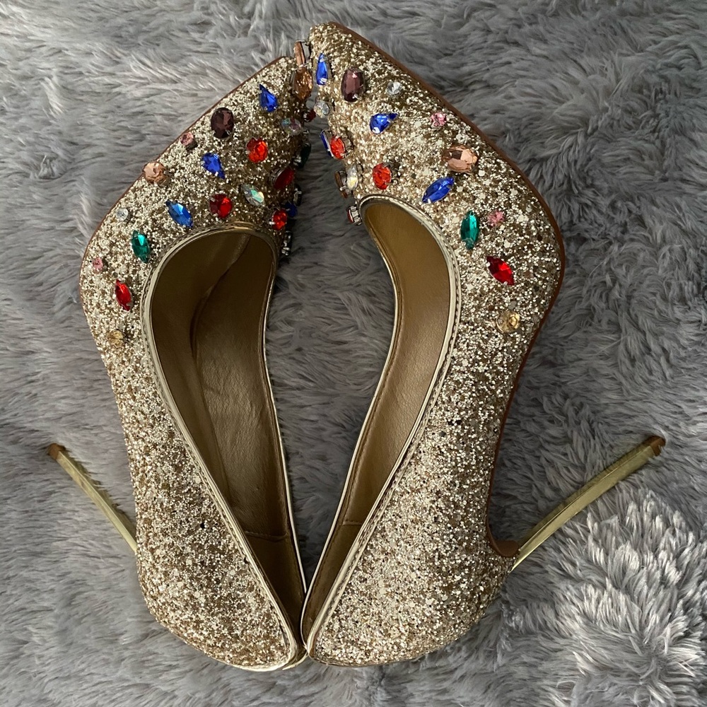 ‼️Classic Gold shimmering stilettos‼️